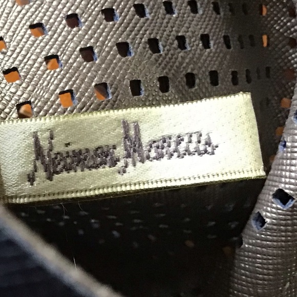 Neiman Marcus Leather Shoulder Tote Bag in Navy Blue. - Picture 2 of 4